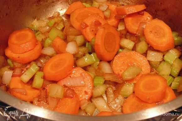 К луку добавить морковь и сельдерей, готовить пару минут, помешивая.