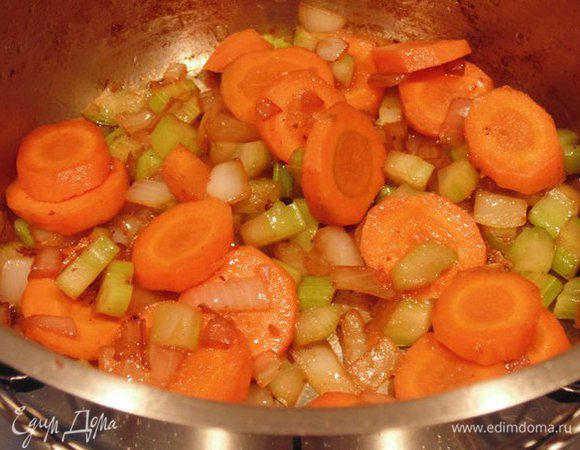 К луку добавить морковь и сельдерей, готовить пару минут, помешивая.