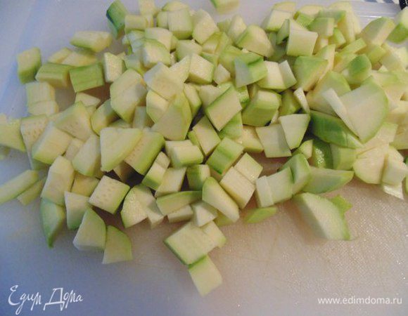 Кабачки и яблоко почистить от кожуры и семечек, порезать кубиками. Добавить к овощам. 