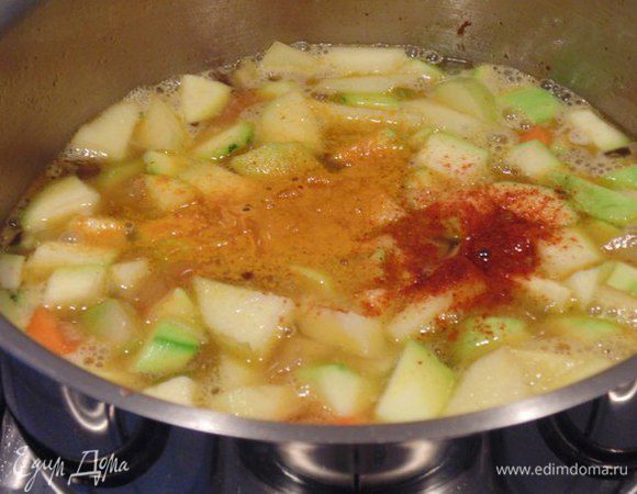 Залить кипятком, приправить специями (паприкой и куркумой), довести до кипения, убавить огонь и варить 15 минут. Посолить, поперчить по вкусу. 
Тостовый хлеб порезать кубиками, выложить на противень, посыпать тертым пармезаном, запечь в духовке.