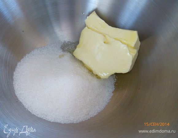Размягченное сливочное масло взбиваем с сахаром. 
