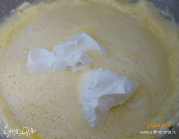 Продолжая взбивать, добавляем по одному яйца. Вливаем молоко и добавляем маскарпоне, еще раз хорошо взбиваем.