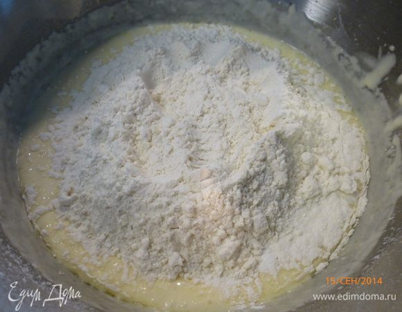 Смешиваем муку, разрыхлитель и соль. Просеиваем мучную смесь к тесту.