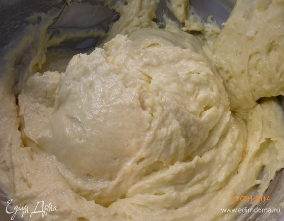 Аккуратно все соединяем. Тесто получается густое.