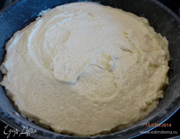 Форму для выпечки смазываем сливочным маслом и присыпаем мукой. Выкладываем тесто.