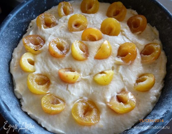 Поверх выкладываем половинки слив.