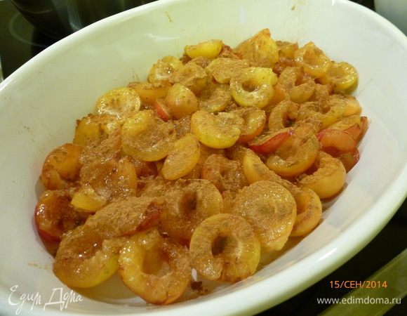 Сливы режем на половинки, удаляем косточки. Выкладываем сливы в керамическую форму срезом вверх.
Посыпаем сливу корицей и поливаем медом. Если слива сладкая, мед можно исключить.
Количество слив может быть и больше, а вот меньше брать не рекомендую.