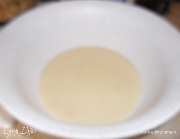 Подогреть молоко (нет молока, можно воду или сыворотку, я пекла на сыворотке) и всыпать туда дрожжи, дать им раствориться минут 5. 