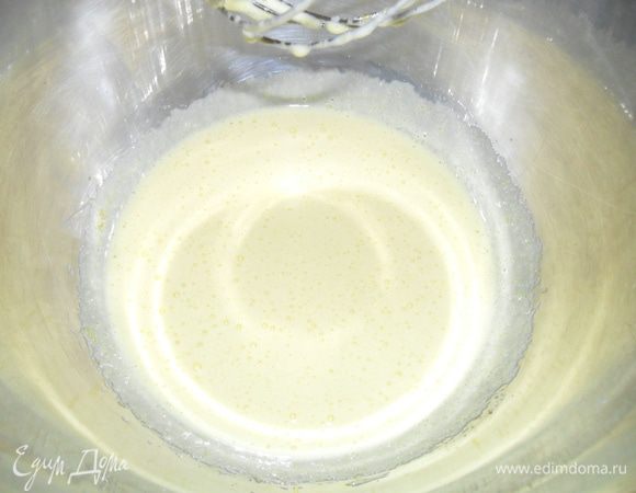 Отдельно взбить яйца с сахаром. Продолжая взбивать туда же влить растопленное сливочное масло и растительное масло.