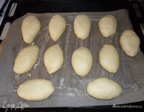 Выделать пирожки с любой начинкой, я делала с яблоками. Яблоки потушила на сковороде с добавлением сахара по вкусу, дала остыть и начинка готова, можно добавить изюм или корицу. Смазать желтком с 1 ст. ложкой молока.