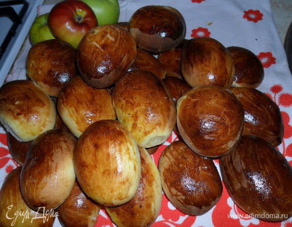 Выпекать при температуре 180°С, до золотистой корочки. У меня получилась ну уж очень золотистая. :)