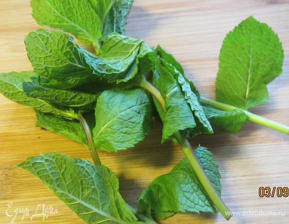 Пока баклажаны готовятся, сделаем заправку для них. У мяты листочки отделяем от стеблей и режем крупно. Зеленый лук рубим мелко (у меня его в этот раз не оказалось под рукой).
