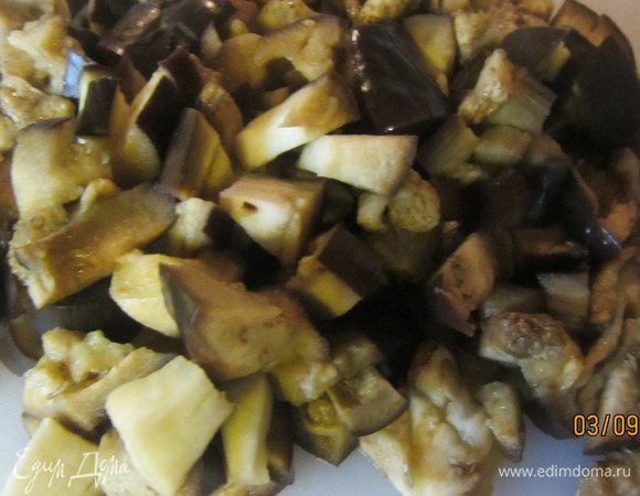 Баклажаны режем кубиками. Перекладываем их в миску с соусом. Присыпаем мятой и кунжутом, перемешиваем и даем настояться минут 10 (я подавала сразу же). 
