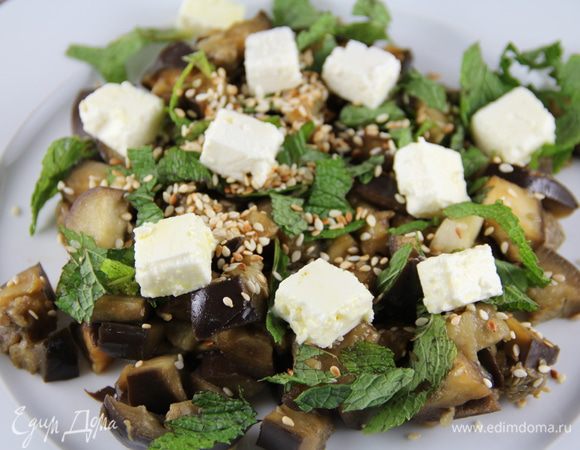 Подаем в качестве гарнира к мясу (особенно к баранине) или как легкое самостоятельное блюдо. У меня как раз был второй вариант, и я к баклажанчикам добавила кубики феты - очень вкусно получилось. Приятного аппетита)