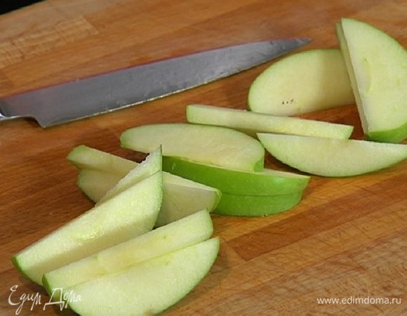 Яблоко и грушу, удалив сердцевину, нарезать дольками толщиной 0,5 см.