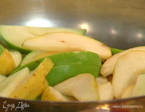 Разогреть в сковороде 1 ч. ложку сливочного масла, всыпать 1 ст. ложку коричневого сахара, выложить нарезанные фрукты и слегка их обжарить.