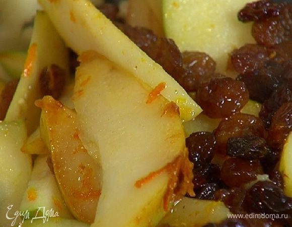 Цедру апельсина натереть на мелкой терке, добавить в сковороду и прогреть фрукты еще немного, затем всыпать изюм и через минуту выключить огонь.