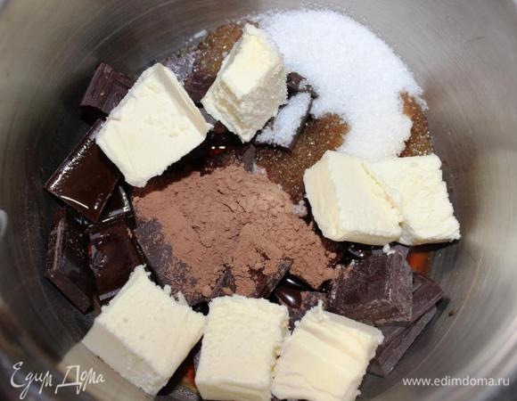 Разогреваем духовку до 160°C. В емкость, пригодную для водяной бани, кладем поломанный шоколад, масло кусочками, 2 столовые ложки сахара, какао-порошок, вливаем ликер. Вместо ликера можно растворить в коньяке/водке 2 ч. л. кофе, либо же убрать алкоголь вовсе и сварить очень крепкий эспрессо.
