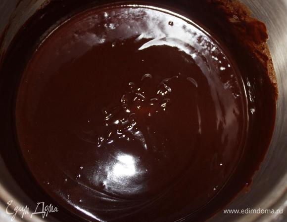 На водяной бане, помешивая, растопить и объединить все ингредиенты в однородную массу. У меня на это ушло минут 5. Снять с огня и дать остыть. Я поставила кастрюльку в миску с холодной водой.