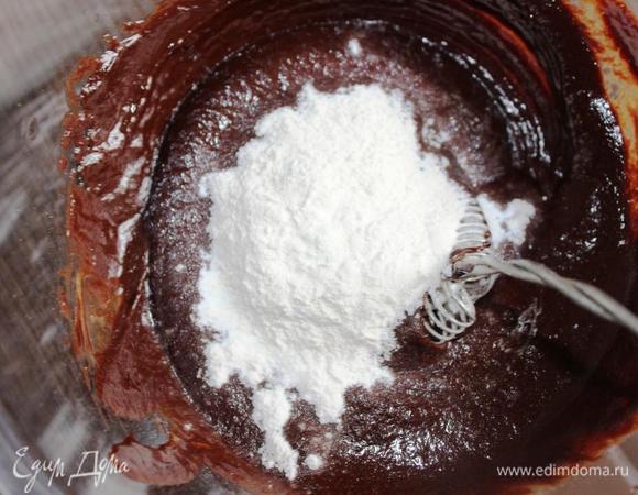 Затем аккуратно подмешать просеянную муку.