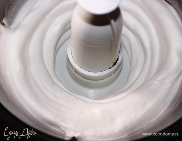 Начать взбивать белки с уксусом, затем, не переставая взбивать, постепенно добавить оставшийся сахар (1 ст. л.). Довести белки до мягких пиков. Здесь важно не перебить их, так как «твердые» белки не вмешаются в шоколадную массу.