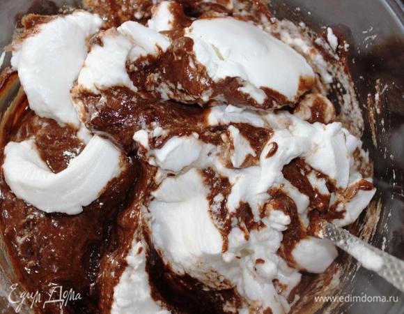 В 3 приема аккуратно подмешать белковую массу к шоколадной.