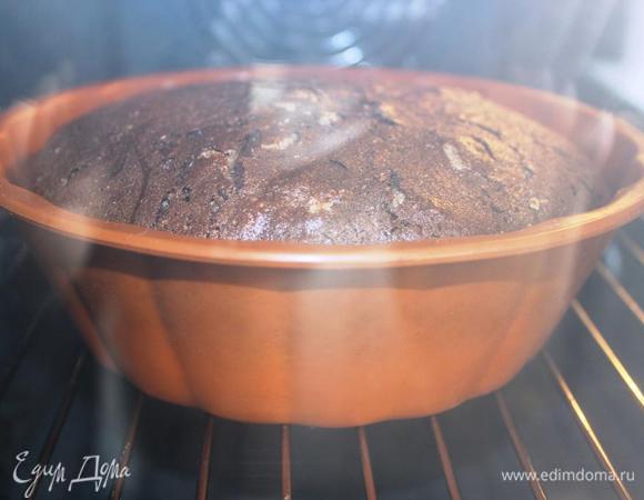 Во время выпекания торт немного вырастет, но при остывании осядет. На поверхности могут образоваться небольшие трещинки, но они нам не помешают, так как корж мы будем переворачивать. Если корж выпекать в металлической форме на водяной бане, установив ее в бОльшую форму, наполненную водой до середины формы с тортом, то трещин можно будет избежать, а торт не переворачивать после выпекания.