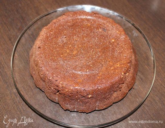 Когда почуете головокружительный шоколадный аромат и проверите готовность деревянной шпажкой (совсем сухой она не выйдет), можно вынимать! Если шпажка будет очень влажная, то подержите торт в духовке еще минут 5–10, но не пересушите. Полностью остужаем торт в форме, а затем вынимаем его и переворачиваем.