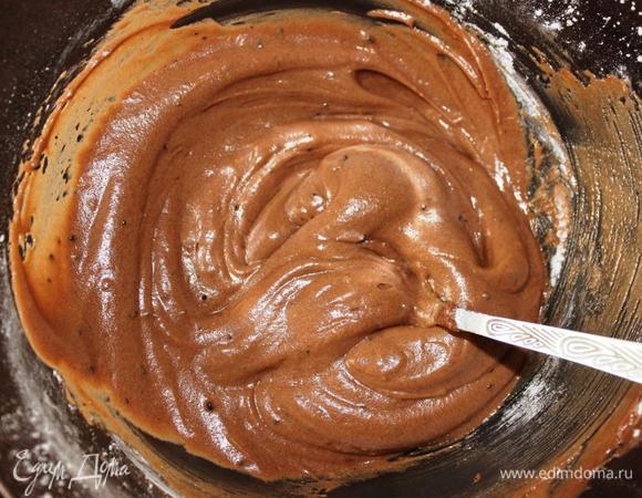 Пока остужается корж готовим крем. Взбиваем сливочный сыр с какао, кофе и сахарной пудрой. Я это делала просто вилочкой. Густоту крема можно регулировать.