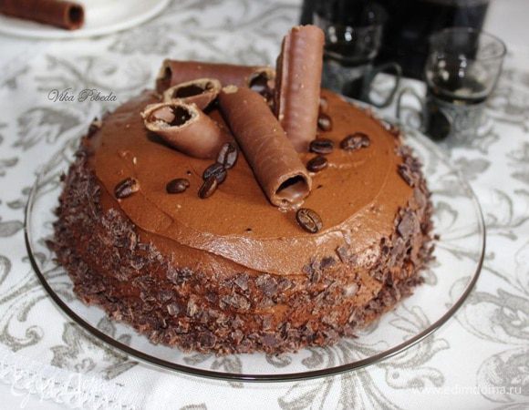 У меня бока украшены струганным шоколадом, готовыми вафельными трубочками и кофейными зернами.