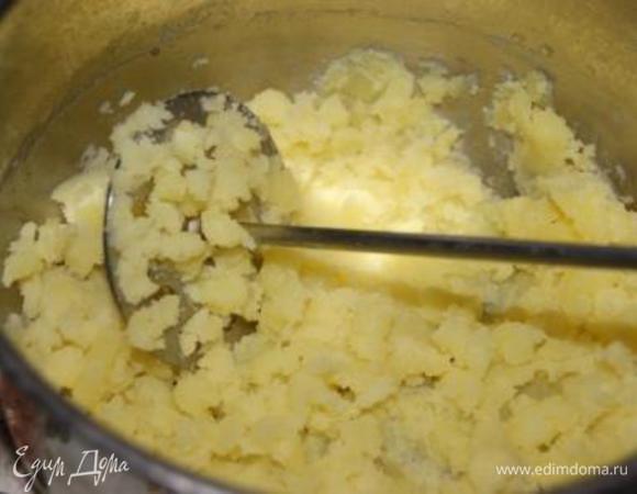 Приготовим тесто. Картофель отварить до готовности. Приготовить пюре.