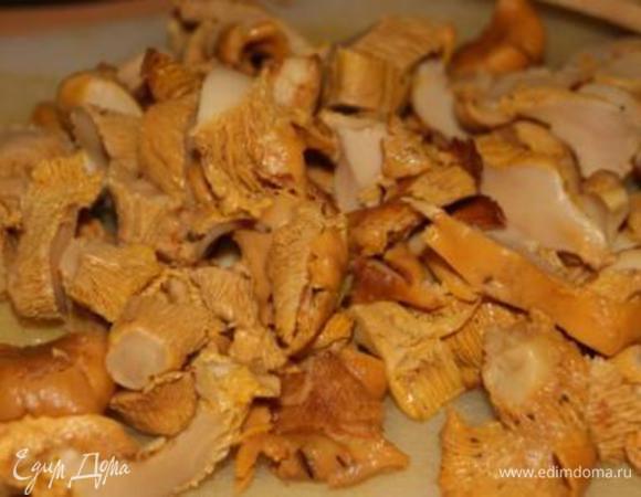 Грибы отварить порезать.