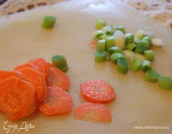 Лук и морковь нарезать.