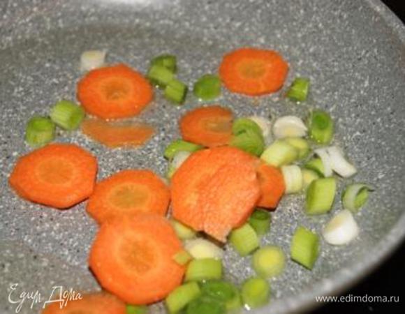 Обжарить овощи в небольшом количестве оливкового масла.