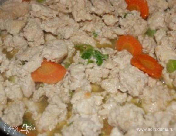 Добавить фарш, обжарить минут 10, посолить.