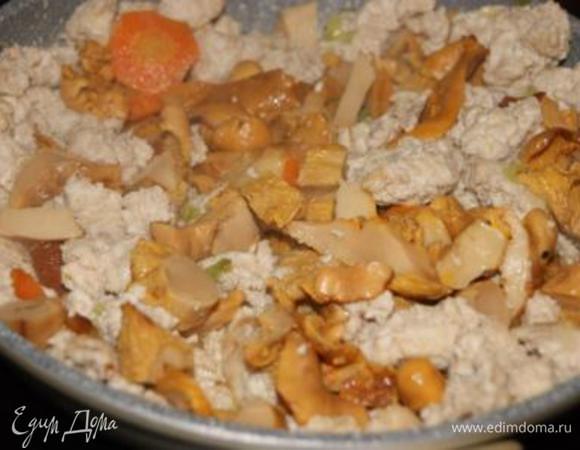 Добавить грибы, готовить 10 минут.