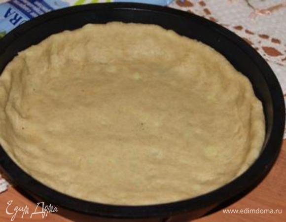 Тесто выложить в форму, сделать не большие бортики.