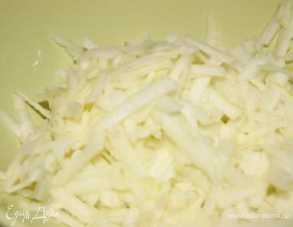 Яблоко очистить, натереть на терке. Отжать лишнюю жидкость.