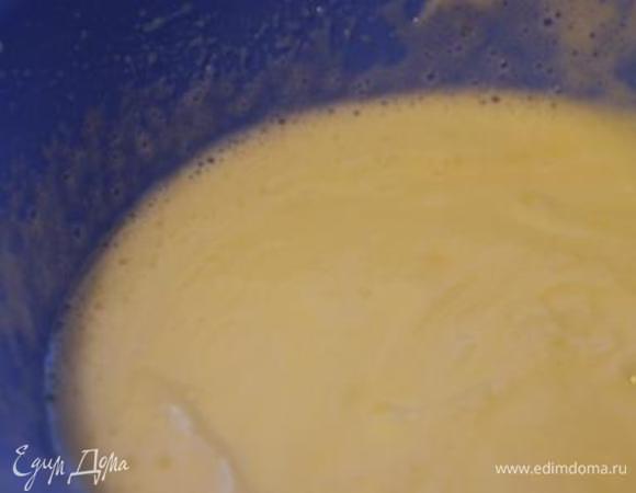 Яйца взбить с сахаром.