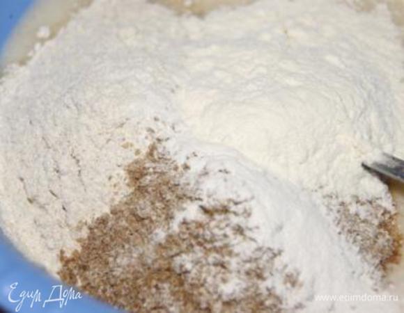 Добавить муку и разрыхлитель.