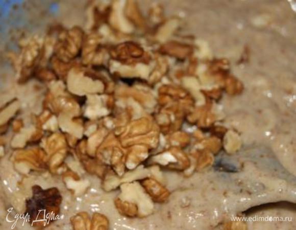 Добавить орехи. Тщательно перемешать.