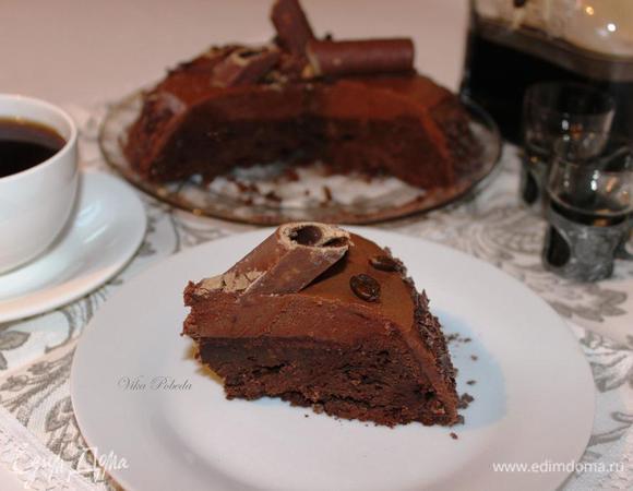 Торт просто необходимо выдержать в холодильнике, так он только раскроет свои вкусовые качества. Так что подавать его нужно на следующий день. Режется торт без проблем, я пробовала и горячим ножом, но разницы не почувствовала никакой.