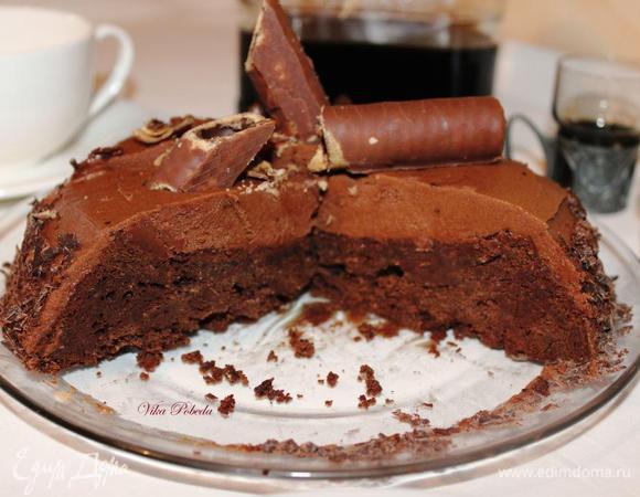 Влажный, плотный, насыщенный, манящий своими ароматами — этот тортик не оставим вас равнодушными.