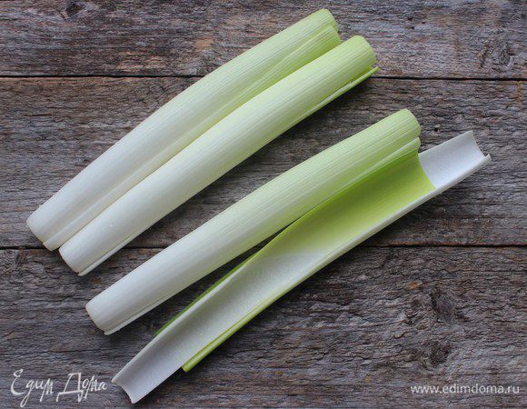 Лук-порей (белую часть) хорошо промыть от песка и разобрать на трубки. Для этого стебель нужно разрезать с одной стороны и  аккуратно снять листья.
Сделать фарш из мякоти баранины, приправить его солью и перцем и хорошо перемешать. Делать это нужно долго, до тех пор,  пока фарш не станет плотным. 