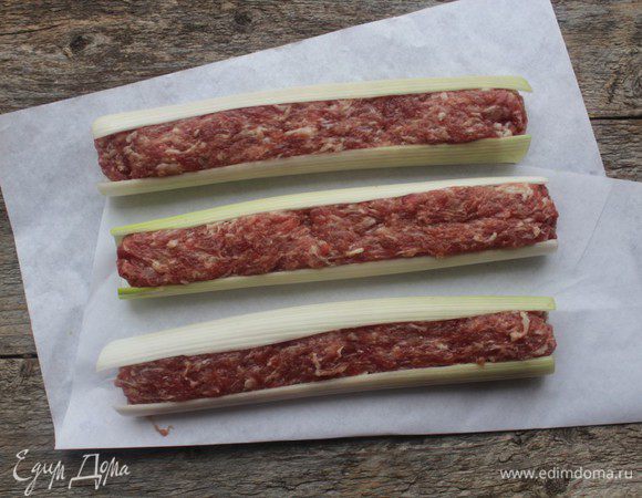 Заполнить луковые трубки фаршем.