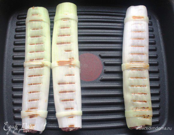 Обжарить на раскаленной сковороде-гриль по 2 минуты каждую сторону.