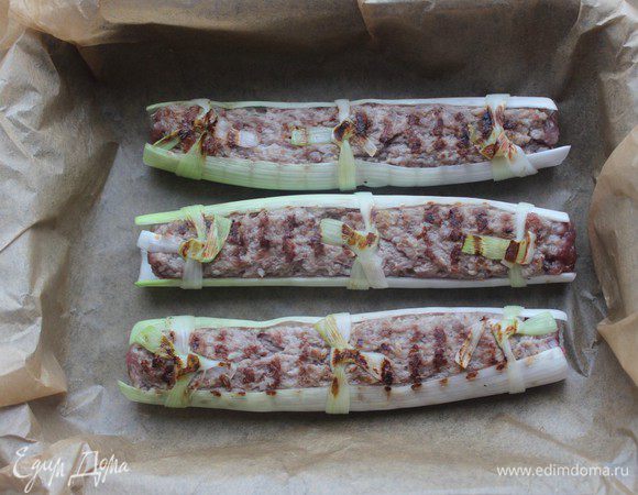 Переложить в форму для запекания и довести до готовности в духовом шкафу в течение 10-15 минут. 
Подавать со свежими овощами, зеленью и лавашом.