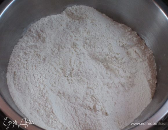 Тесто:Муку смешать с сухими дрожжами и сахаром.