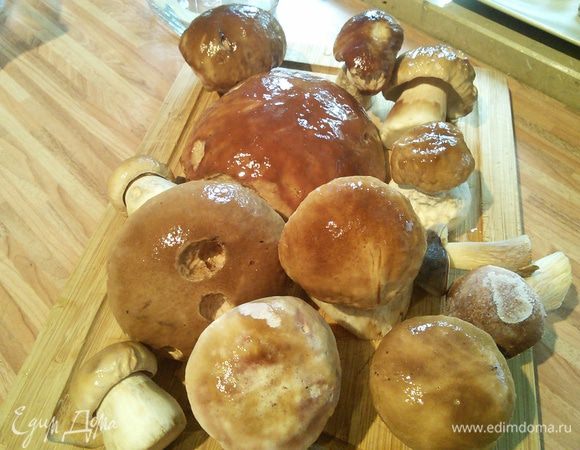 В кастрюлю налить воды ( 0,5 стакана на 1 кг. грибов, я добавляю чуть больше), добавить уксус, соль. Выложить грибы и приступить к  варке. 