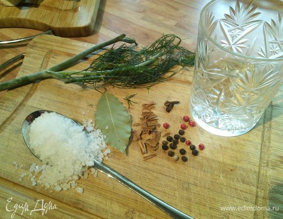 Когда вода закипит снять обильно образующуюся пену. Подготовить специи (в оригинальном рецепте даны именно такие количества специй, но я кладу их " на глаз" не взвешивания, при этом очень важно со специями не "переборщить", иначе забьете вкус самих грибов).  Убавить огонь. 